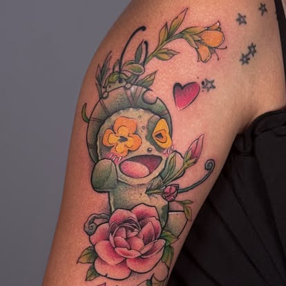 Tatouage couleur néo-traditionnel chenille et fleurs sur bras