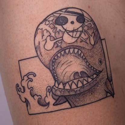 Tatouage dotwork baleine pirate sur bras