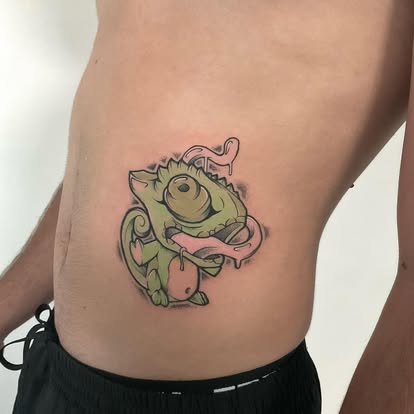 Tatouage couleur caméléon graphique sur les côtes