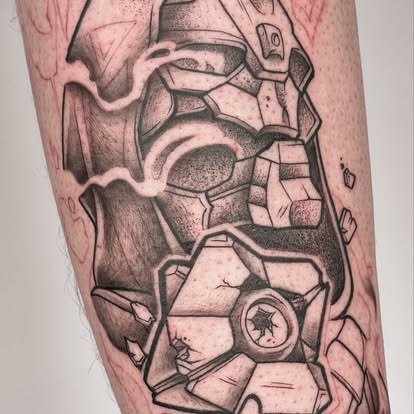 Tatouage blackwork golem de pierre sur avant-bras