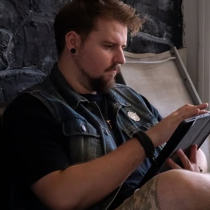 Portrait de l'artiste de Patte d'Ours Tattoo en train de dessiner sur tablette