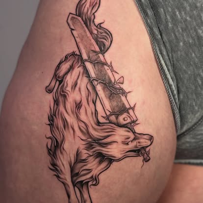Tatouage noir et gris loup et épée sur hanche